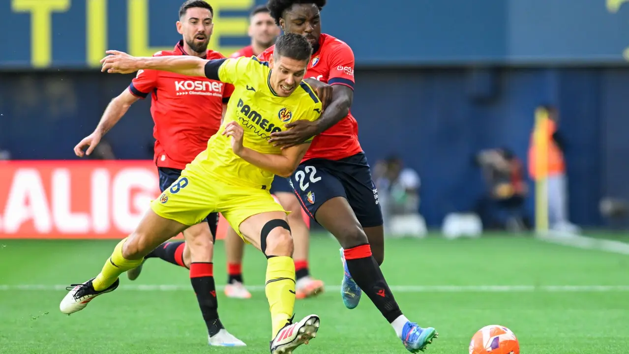 El defensa del Villarreal Juan Marcos Foyth (i) pelea una posesión con el defensa del Osasuna Boyomo este sábado durante el partido de la jornada 34 de LaLiga EA Sports, entre el Villarreal CF y el CA Osasuna, celebrado en el Estadi de la Ceràmica en Villarreal. EFE/ Andreu Esteban