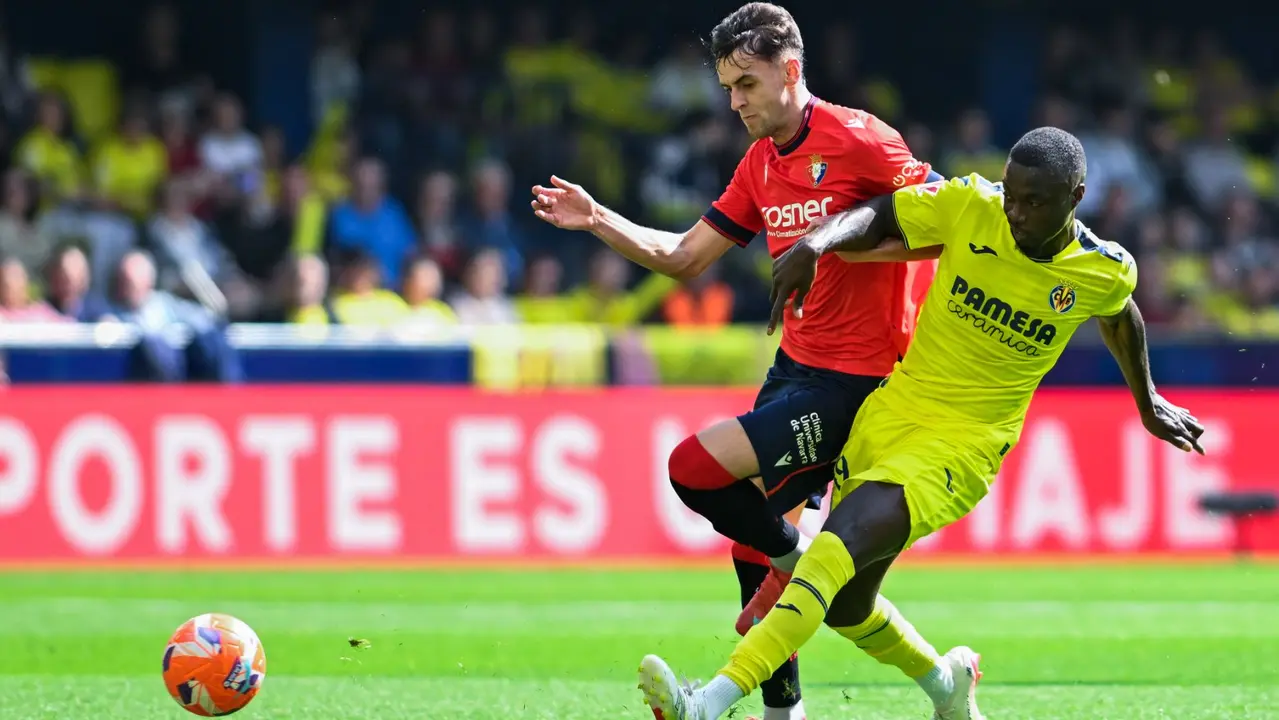 El delantero del Villarreal Pepe (d) realiza un pase este sábado durante el partido de la jornada 34 de LaLiga EA Sports, entre el Villarreal CF y el CA Osasuna, celebrado en el Estadi de la Ceràmica en Villarreal. EFE/ Andreu Esteban