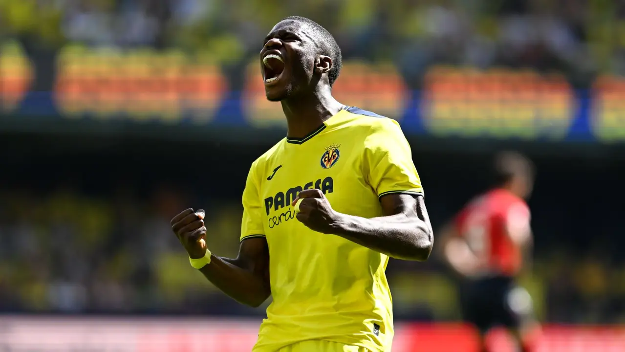 El delantero del Villarreal Thierno Barry celebra tras anotar este sábado durante el partido de la jornada 34 de LaLiga EA Sports, entre el Villarreal CF y el CA Osasuna, celebrado en el Estadi de la Ceràmica en Villarreal. EFE/ Andreu Esteban