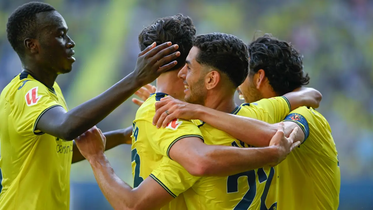Los jugadores del Villarreal celebran tras anotar un tanto este sábado durante el partido de la jornada 34 de LaLiga EA Sports, entre el Villarreal CF y el CA Osasuna, celebrado en el Estadi de la Ceràmica en Villarreal. EFE/ Andreu Esteban