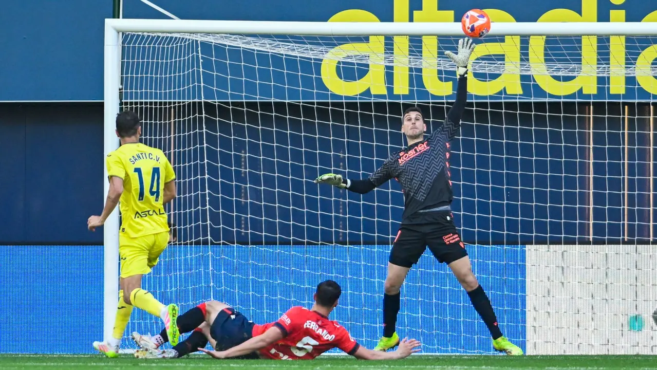 El portero del Osasuna Sergio Herrera despeja un balón este sábado durante el partido de la jornada 34 de LaLiga EA Sports, entre el Villarreal CF y el CA Osasuna, celebrado en el Estadi de la Ceràmica en Villarreal. EFE/ Andreu Esteban