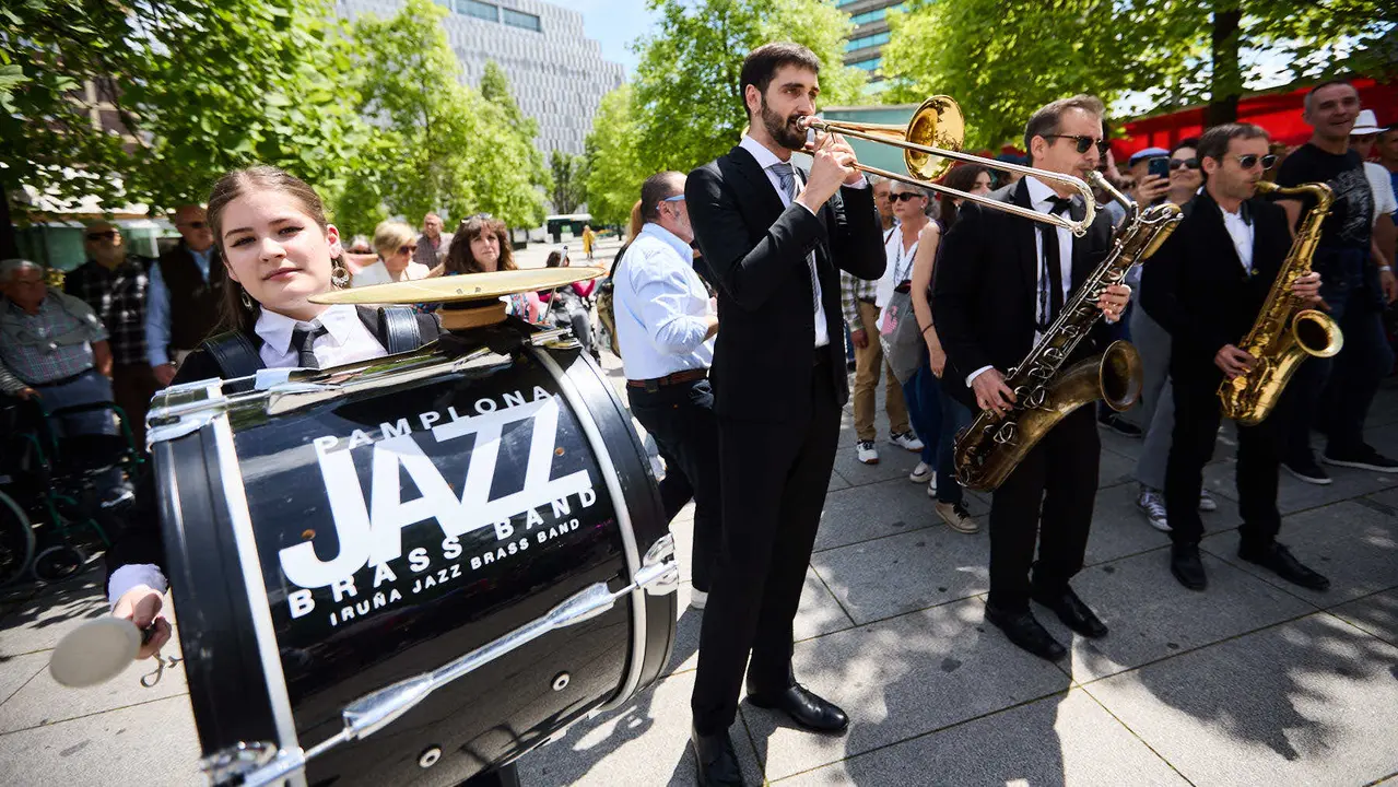 Pasacalles dentro del Spring Lindy Weekend, el festival internacional de Swing Dance, Jazz y cultura Africano-Americana que se celebra entre el 1 y el 4 de mayo en Pamplona. IÑIGO ALZUGARAY
