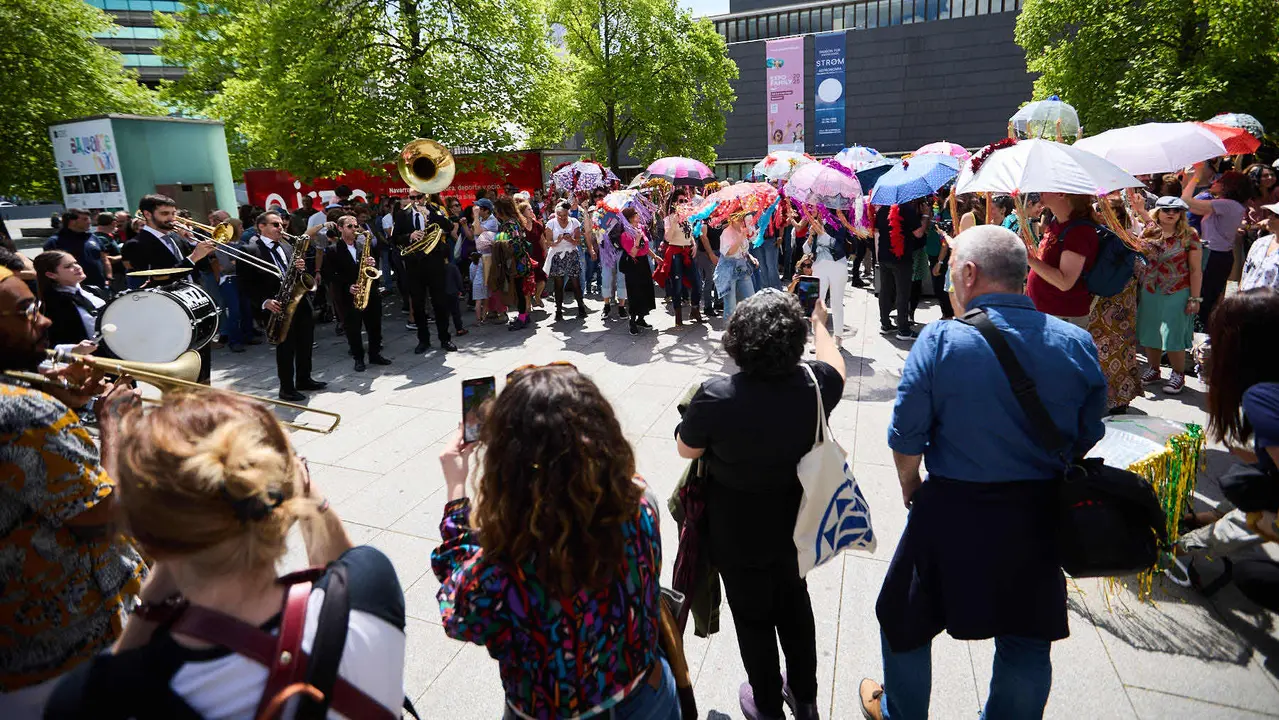 Pasacalles dentro del Spring Lindy Weekend, el festival internacional de Swing Dance, Jazz y cultura Africano-Americana que se celebra entre el 1 y el 4 de mayo en Pamplona. IÑIGO ALZUGARAY