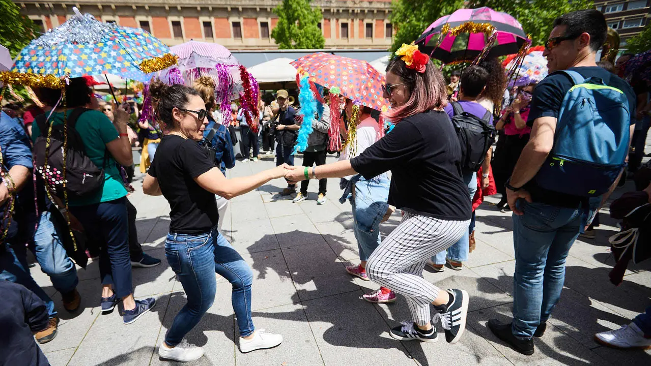 Pasacalles dentro del Spring Lindy Weekend, el festival internacional de Swing Dance, Jazz y cultura Africano-Americana que se celebra entre el 1 y el 4 de mayo en Pamplona. IÑIGO ALZUGARAY