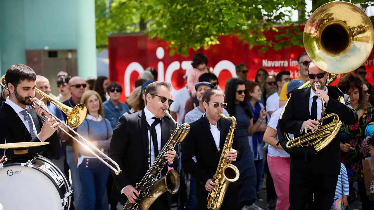 Pasacalles dentro del Spring Lindy Weekend, el festival internacional de Swing Dance, Jazz y cultura Africano-Americana que se celebra entre el 1 y el 4 de mayo en Pamplona. IÑIGO ALZUGARAY
