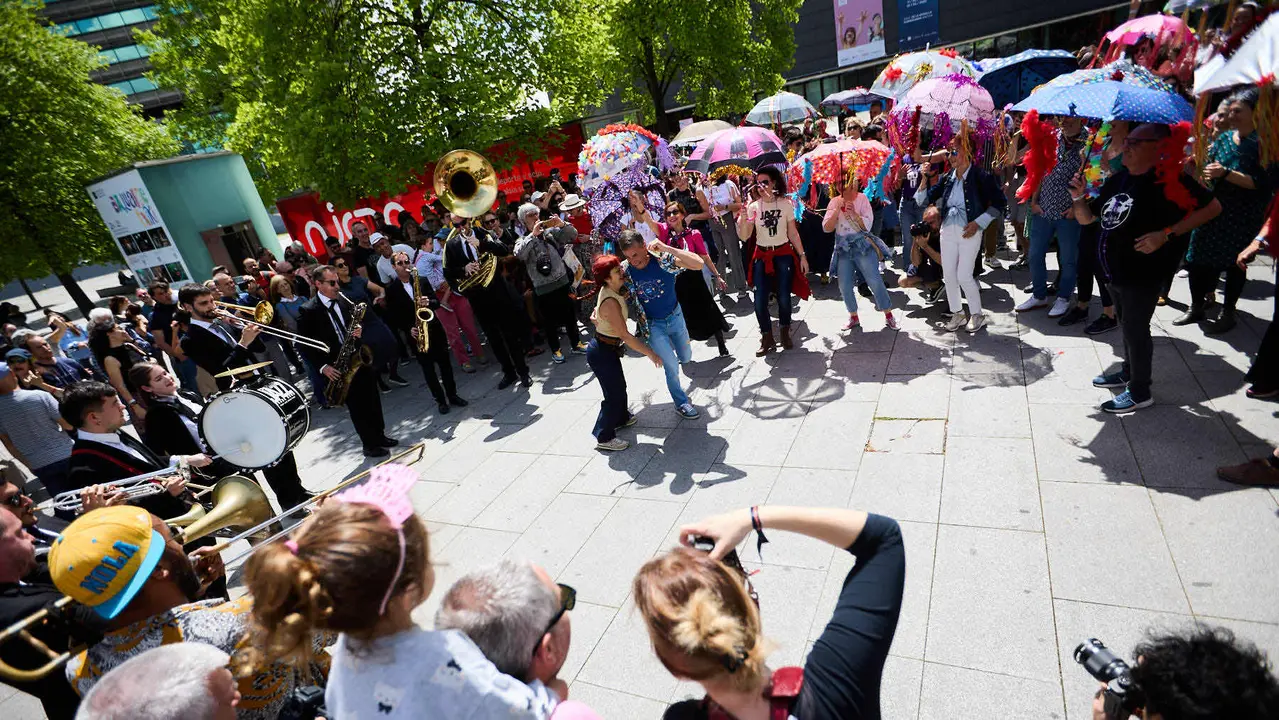 Pasacalles dentro del Spring Lindy Weekend, el festival internacional de Swing Dance, Jazz y cultura Africano-Americana que se celebra entre el 1 y el 4 de mayo en Pamplona. IÑIGO ALZUGARAY