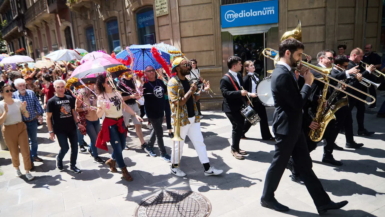 Pasacalles dentro del Spring Lindy Weekend, el festival internacional de Swing Dance, Jazz y cultura Africano-Americana que se celebra entre el 1 y el 4 de mayo en Pamplona. IÑIGO ALZUGARAY