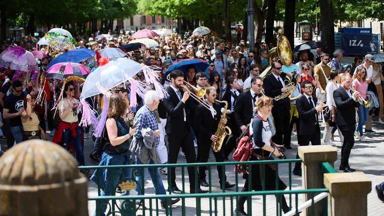 Pasacalles dentro del Spring Lindy Weekend, el festival internacional de Swing Dance, Jazz y cultura Africano-Americana que se celebra entre el 1 y el 4 de mayo en Pamplona. IÑIGO ALZUGARAY