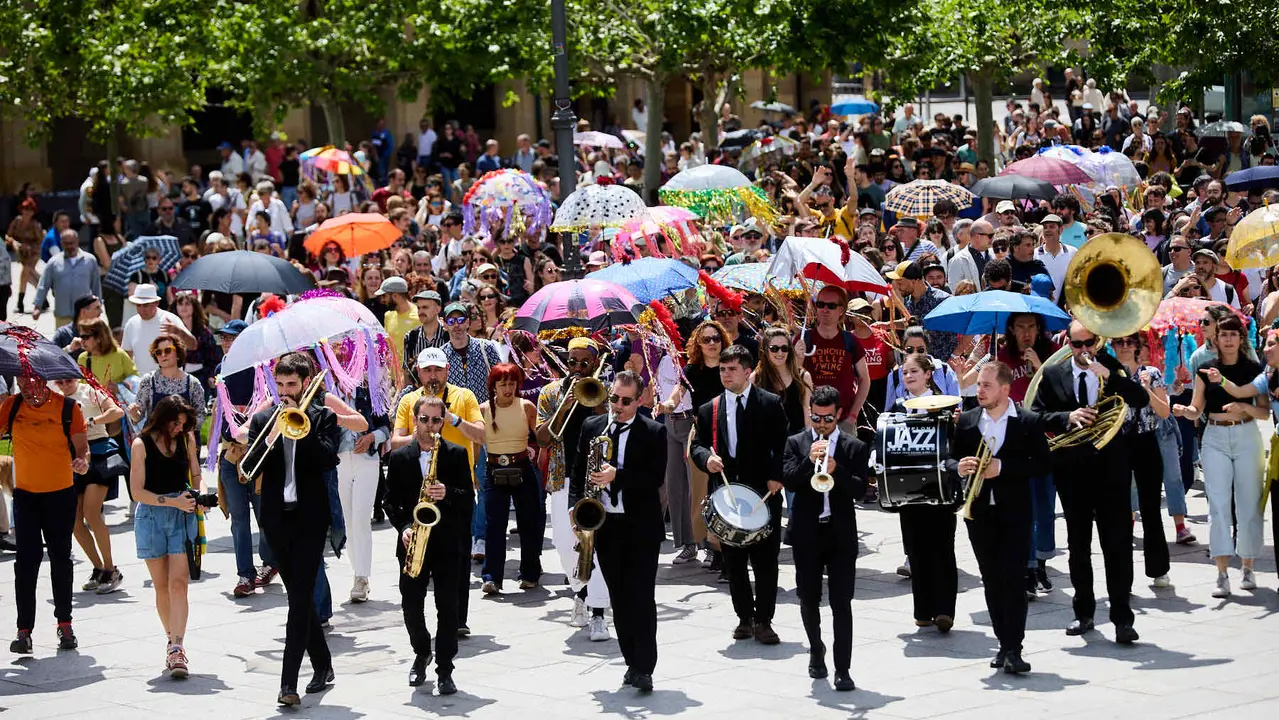 Pasacalles dentro del Spring Lindy Weekend, el festival internacional de Swing Dance, Jazz y cultura Africano-Americana que se celebra entre el 1 y el 4 de mayo en Pamplona. IÑIGO ALZUGARAY
