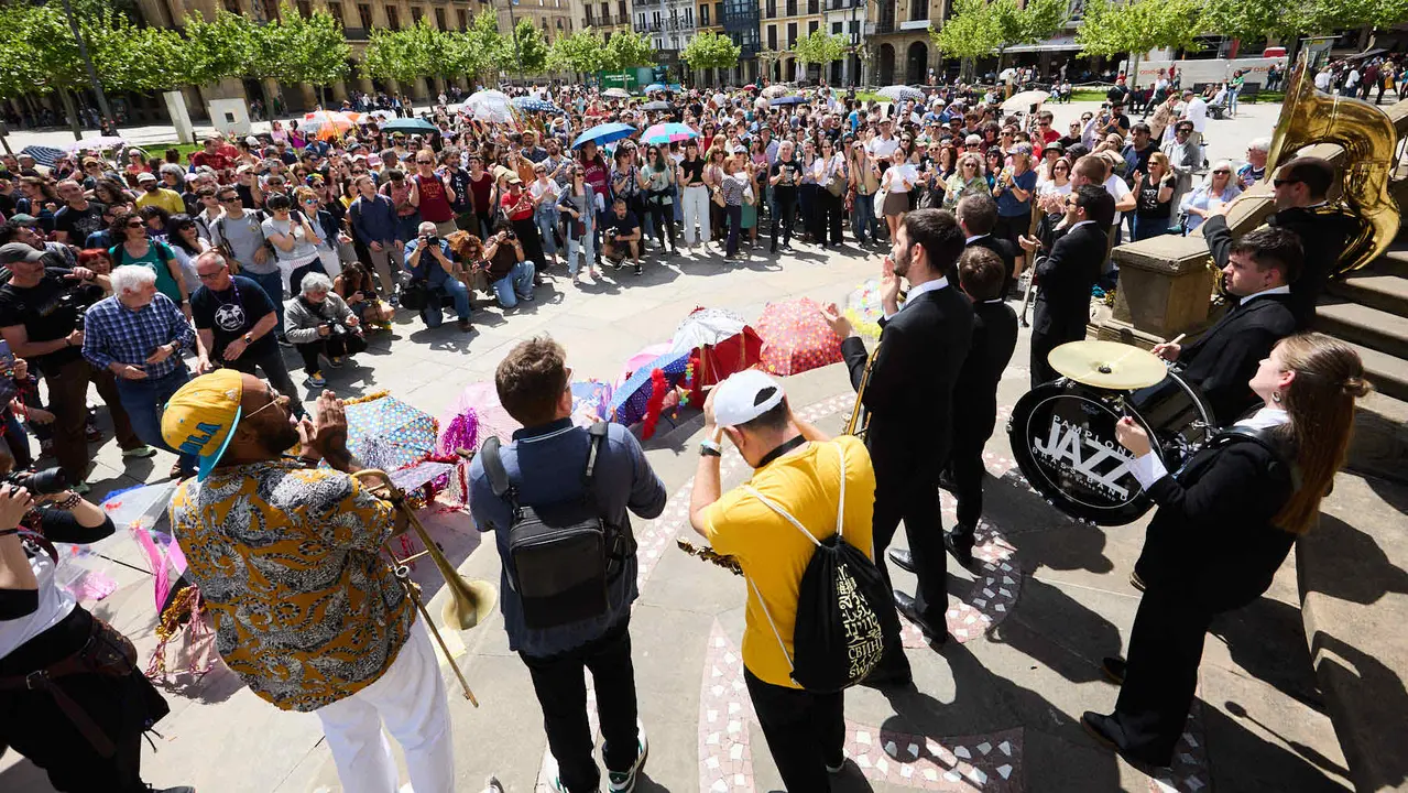 Pasacalles dentro del Spring Lindy Weekend, el festival internacional de Swing Dance, Jazz y cultura Africano-Americana que se celebra entre el 1 y el 4 de mayo en Pamplona. IÑIGO ALZUGARAY
