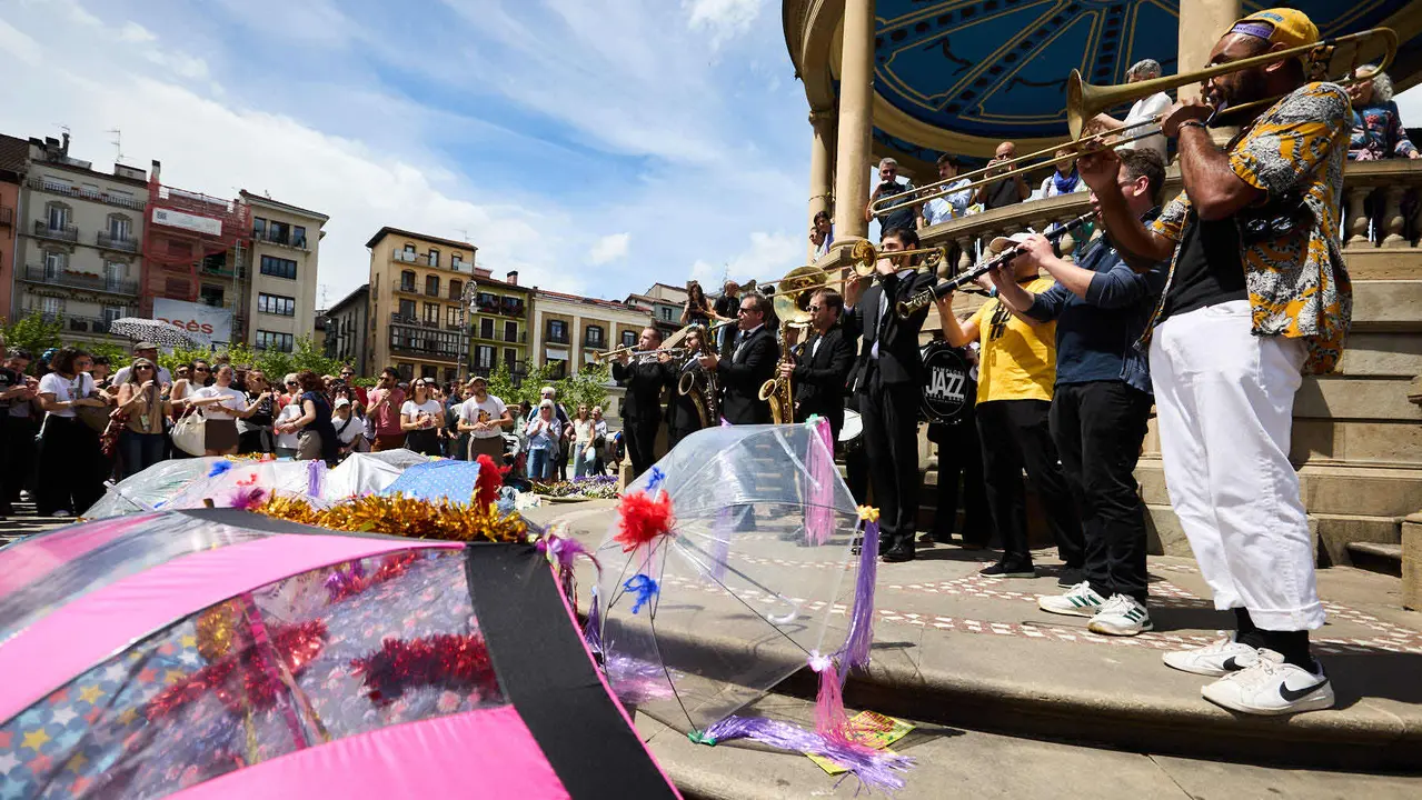 Pasacalles dentro del Spring Lindy Weekend, el festival internacional de Swing Dance, Jazz y cultura Africano-Americana que se celebra entre el 1 y el 4 de mayo en Pamplona. IÑIGO ALZUGARAY