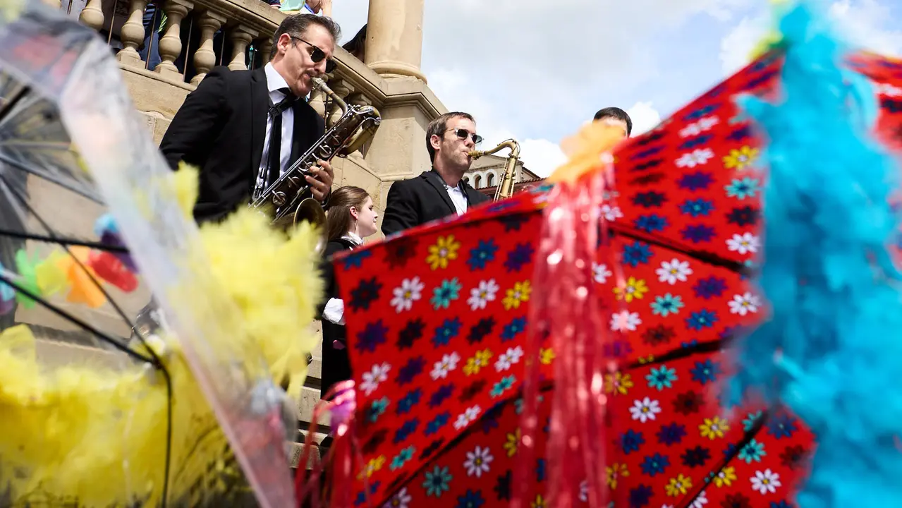 Pasacalles dentro del Spring Lindy Weekend, el festival internacional de Swing Dance, Jazz y cultura Africano-Americana que se celebra entre el 1 y el 4 de mayo en Pamplona. IÑIGO ALZUGARAY