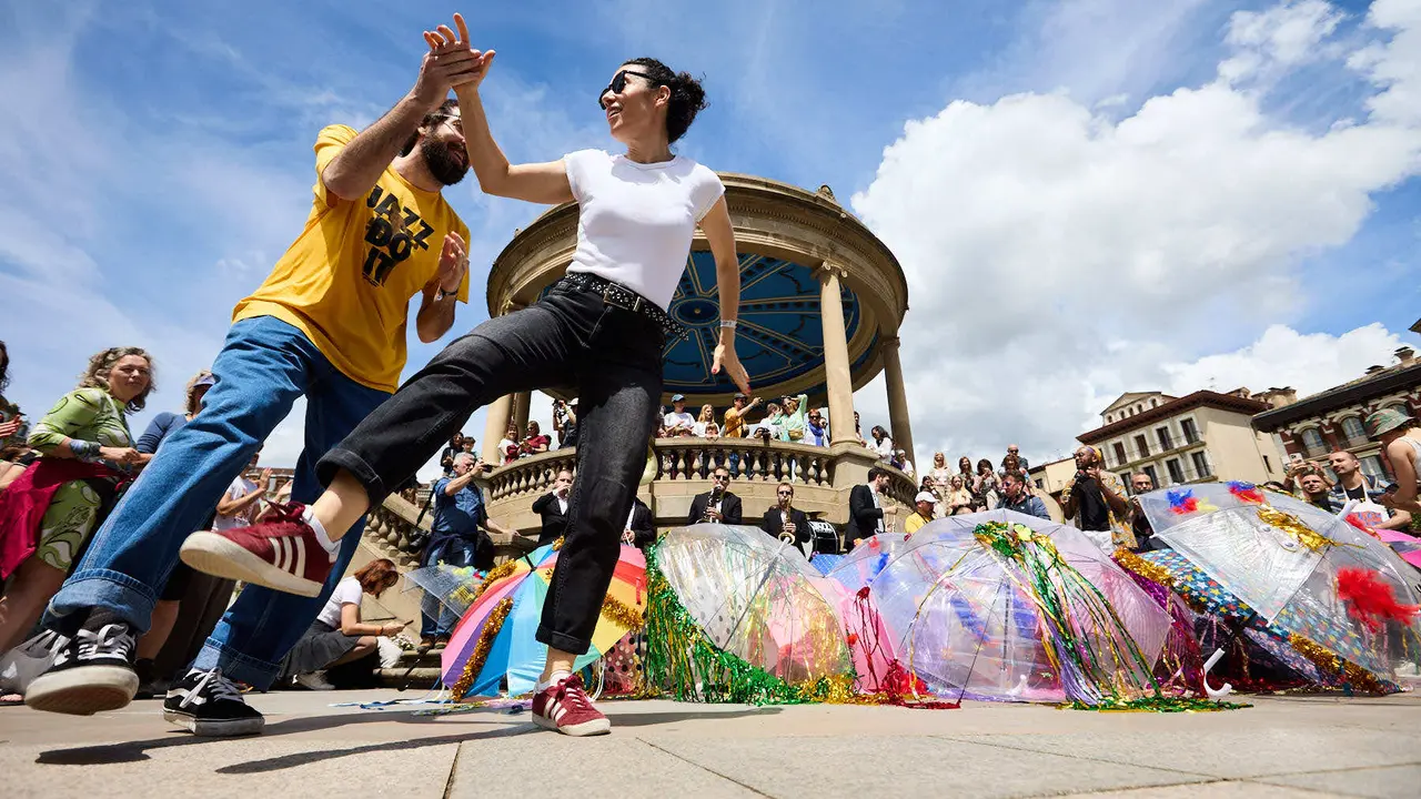 Pasacalles dentro del Spring Lindy Weekend, el festival internacional de Swing Dance, Jazz y cultura Africano-Americana que se celebra entre el 1 y el 4 de mayo en Pamplona. IÑIGO ALZUGARAY