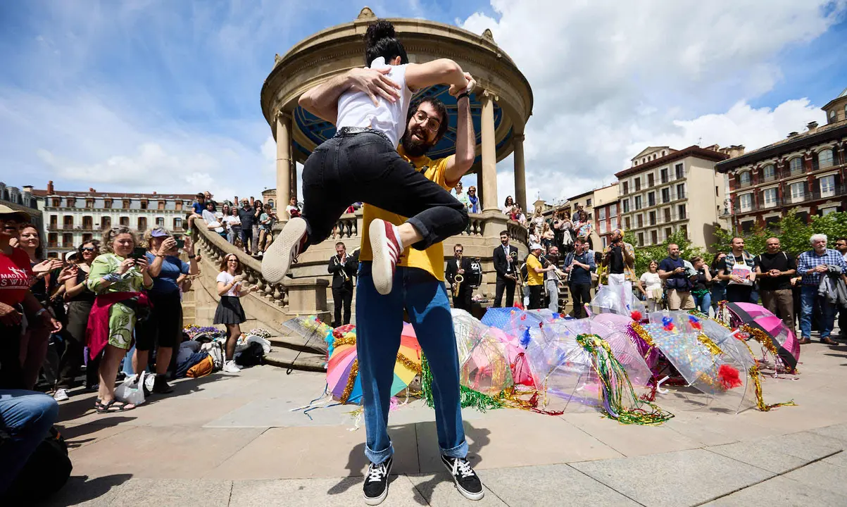 Pasacalles dentro del Spring Lindy Weekend, el festival internacional de Swing Dance, Jazz y cultura Africano-Americana que se celebra entre el 1 y el 4 de mayo en Pamplona. IÑIGO ALZUGARAY
