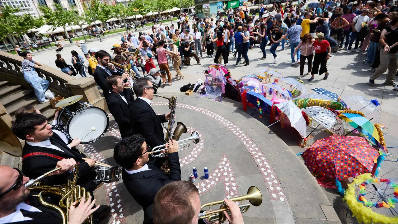 Pasacalles dentro del Spring Lindy Weekend, el festival internacional de Swing Dance, Jazz y cultura Africano-Americana que se celebra entre el 1 y el 4 de mayo en Pamplona. IÑIGO ALZUGARAY