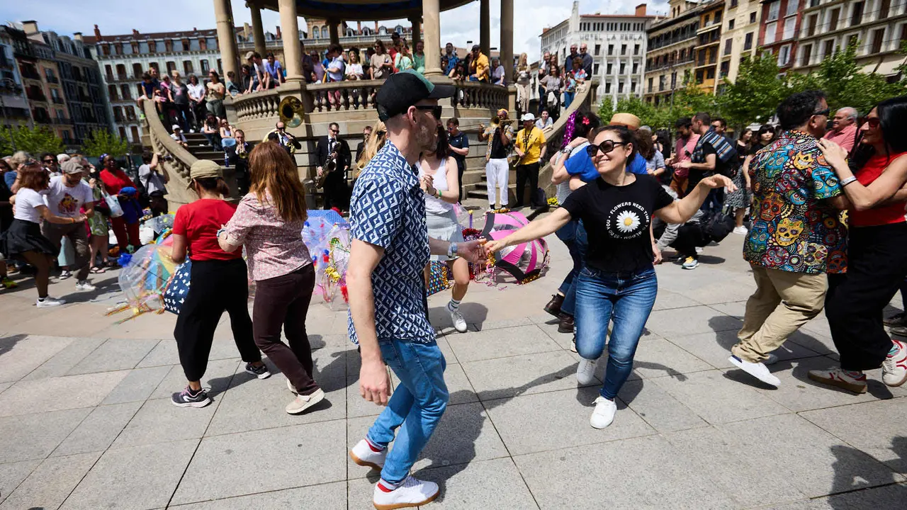 Pasacalles dentro del Spring Lindy Weekend, el festival internacional de Swing Dance, Jazz y cultura Africano-Americana que se celebra entre el 1 y el 4 de mayo en Pamplona. IÑIGO ALZUGARAY