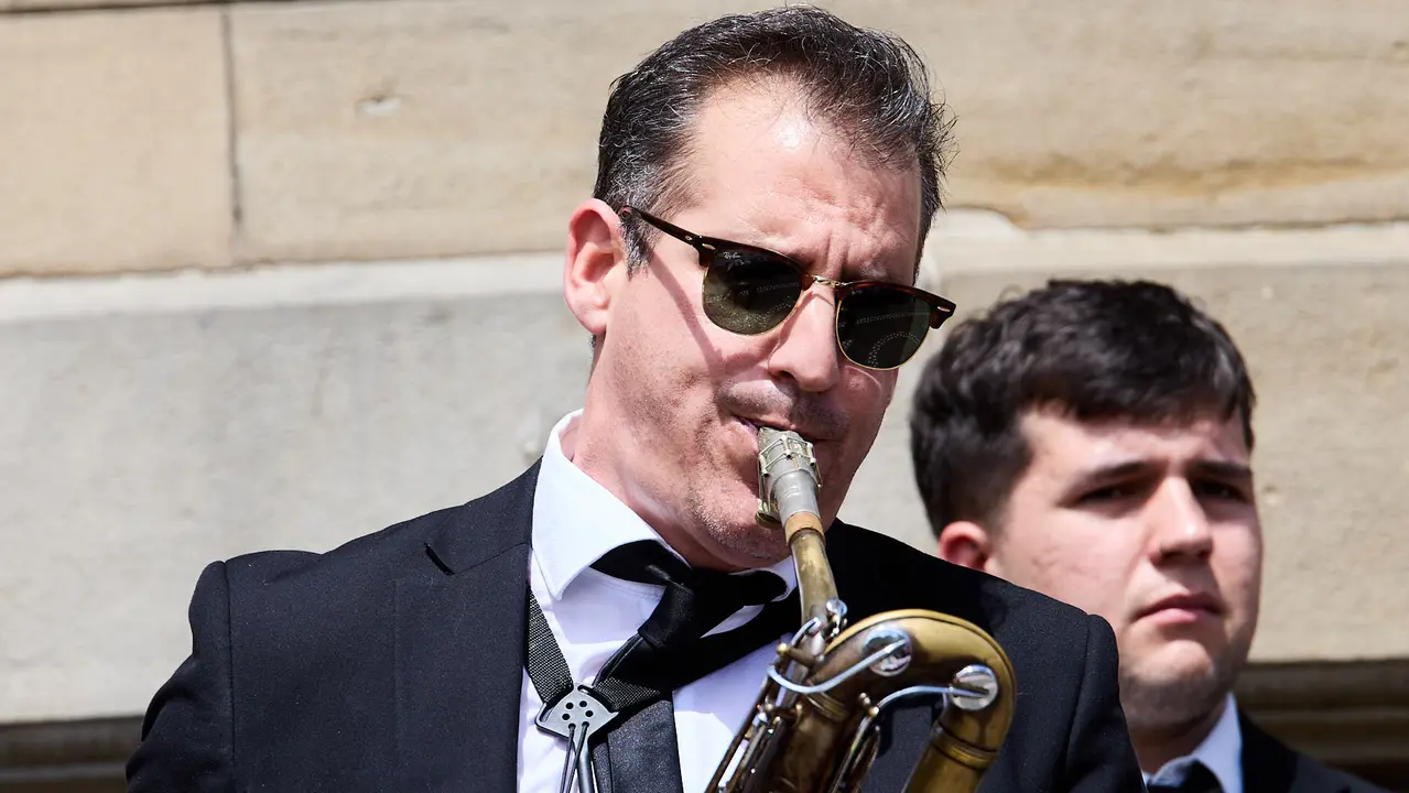 Pasacalles dentro del Spring Lindy Weekend, el festival internacional de Swing Dance, Jazz y cultura Africano-Americana que se celebra entre el 1 y el 4 de mayo en Pamplona. IÑIGO ALZUGARAY