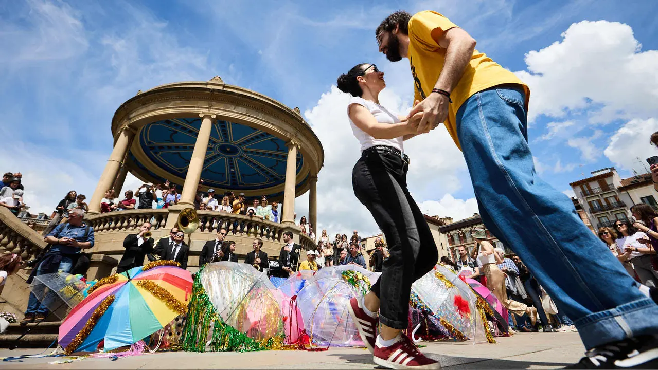 Pasacalles dentro del Spring Lindy Weekend, el festival internacional de Swing Dance, Jazz y cultura Africano-Americana que se celebra entre el 1 y el 4 de mayo en Pamplona. IÑIGO ALZUGARAY