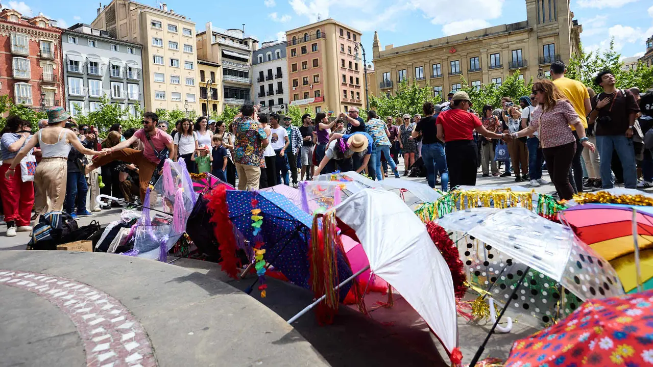 Pasacalles dentro del Spring Lindy Weekend, el festival internacional de Swing Dance, Jazz y cultura Africano-Americana que se celebra entre el 1 y el 4 de mayo en Pamplona. IÑIGO ALZUGARAY
