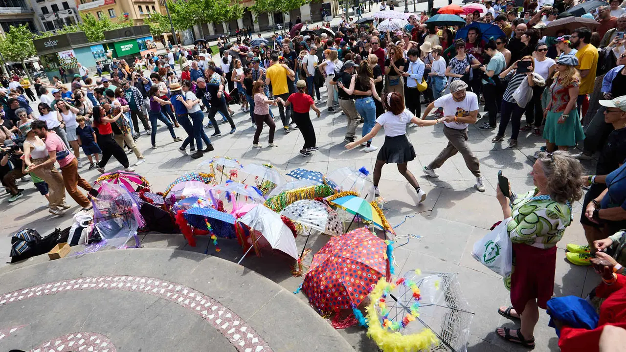 Pasacalles dentro del Spring Lindy Weekend, el festival internacional de Swing Dance, Jazz y cultura Africano-Americana que se celebra entre el 1 y el 4 de mayo en Pamplona. IÑIGO ALZUGARAY