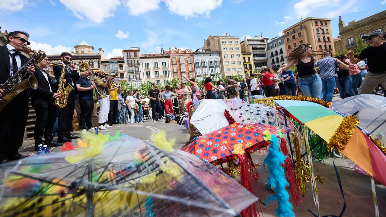 Pasacalles dentro del Spring Lindy Weekend, el festival internacional de Swing Dance, Jazz y cultura Africano-Americana que se celebra entre el 1 y el 4 de mayo en Pamplona. IÑIGO ALZUGARAY