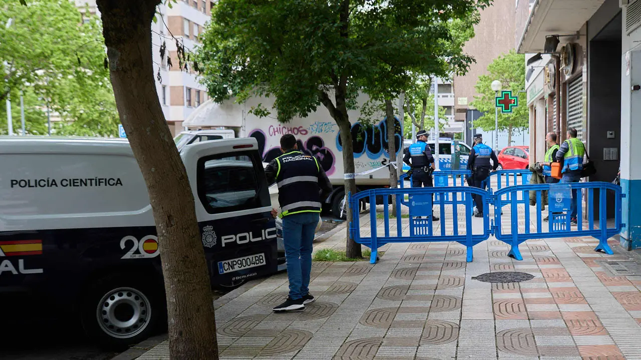 Agentes de la Policía Municipal de Pamplona y de la Policía Nacional investigan la muerte violenta de un hombre en un edificio del barrio de San Juan. IÑIGO ALZUGARAY