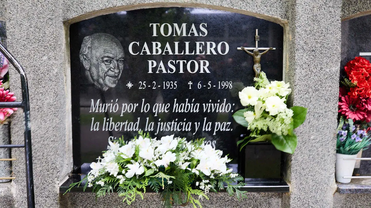 Homenaje del Ayuntamiento de Pamplona al concejal de UPN Tomás Caballero, asesinado el 6 de mayo de 1998 por la banda terrorista ETA. IÑIGO ALZUGARAY