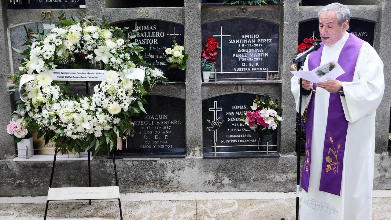 Homenaje del Ayuntamiento de Pamplona al concejal de UPN Tomás Caballero, asesinado el 6 de mayo de 1998 por la banda terrorista ETA. IÑIGO ALZUGARAY