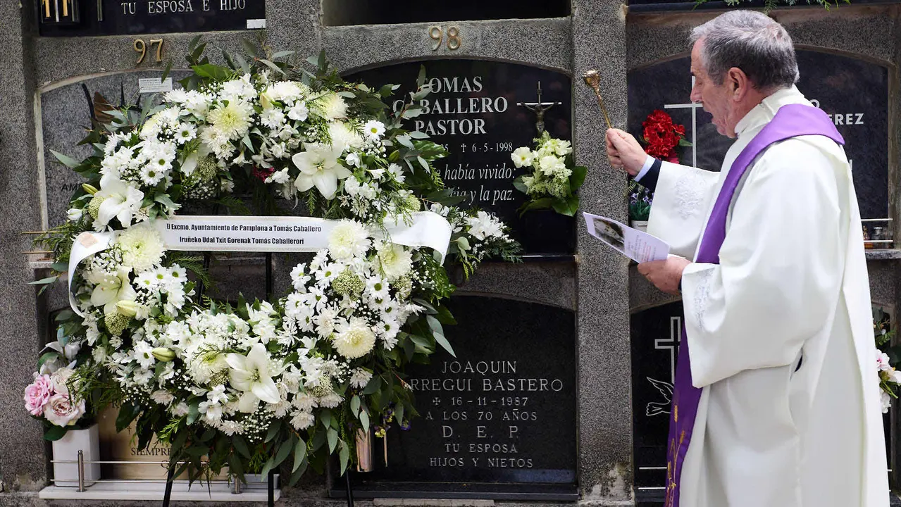 Homenaje del Ayuntamiento de Pamplona al concejal de UPN Tomás Caballero, asesinado el 6 de mayo de 1998 por la banda terrorista ETA. IÑIGO ALZUGARAY