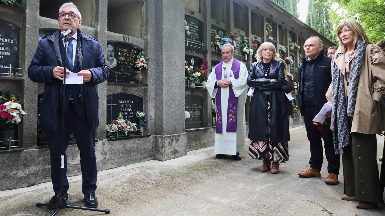 Homenaje del Ayuntamiento de Pamplona al concejal de UPN Tomás Caballero, asesinado el 6 de mayo de 1998 por la banda terrorista ETA. IÑIGO ALZUGARAY