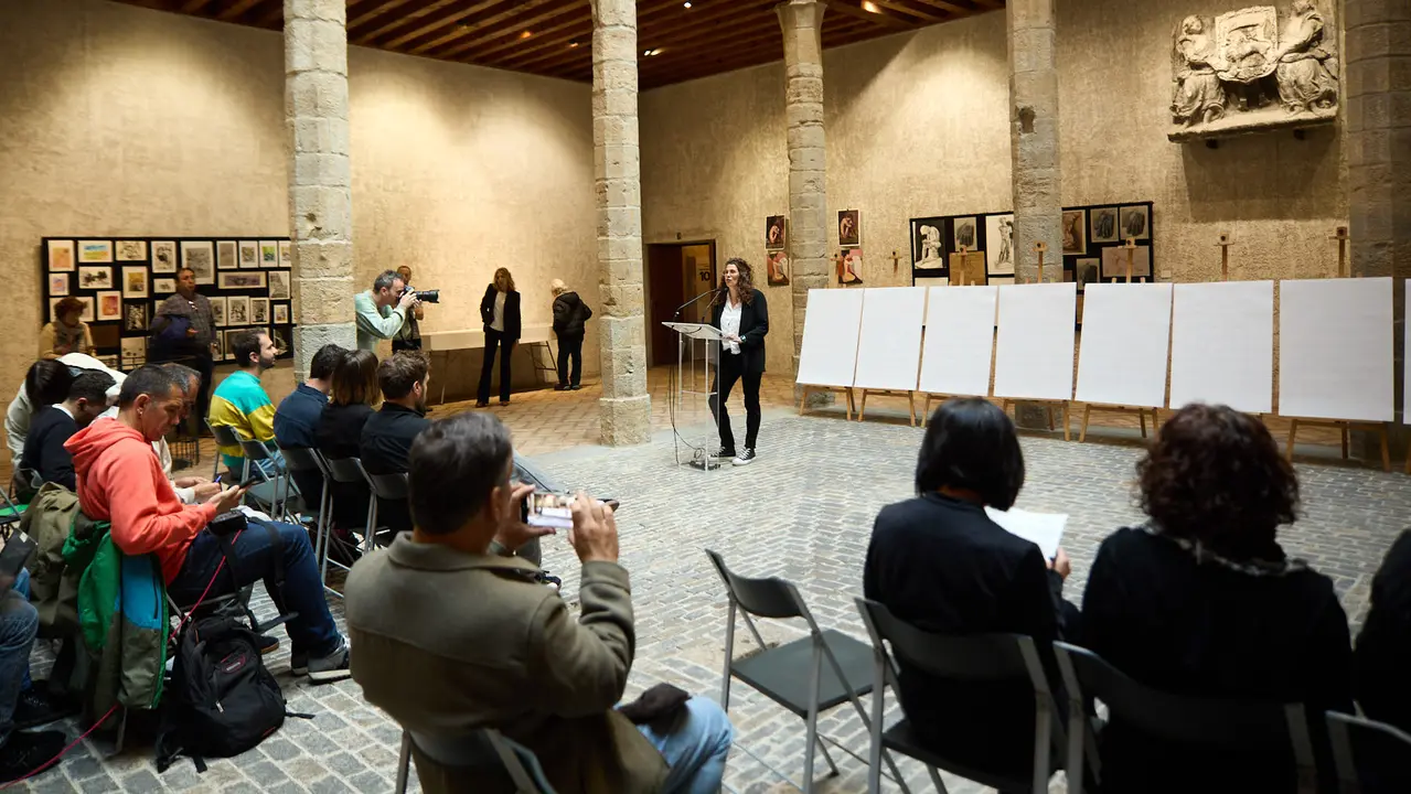 Presentación de las diez obras finalistas del concurso de carteles de San Fermín 2025, cuyo ganador será elegido por votación popular. IÑIGO ALZUGARAY