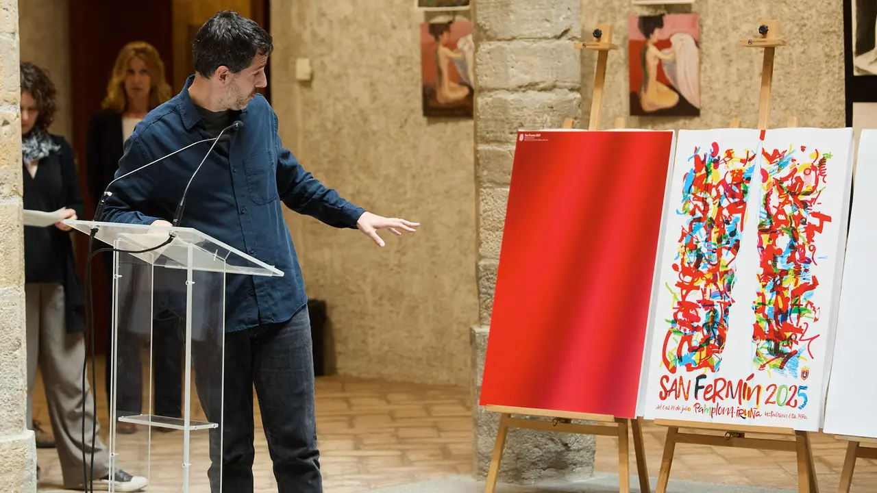 Presentación de las diez obras finalistas del concurso de carteles de San Fermín 2025, cuyo ganador será elegido por votación popular. IÑIGO ALZUGARAY