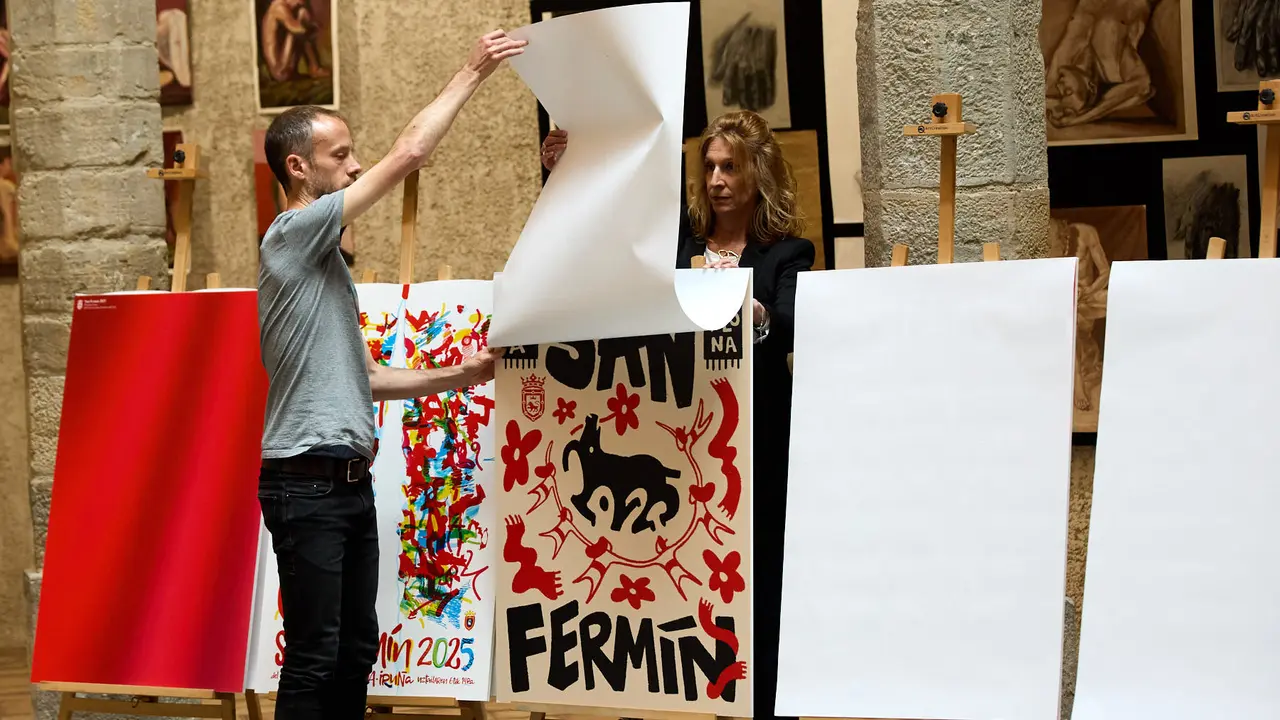 Presentación de las diez obras finalistas del concurso de carteles de San Fermín 2025, cuyo ganador será elegido por votación popular. IÑIGO ALZUGARAY