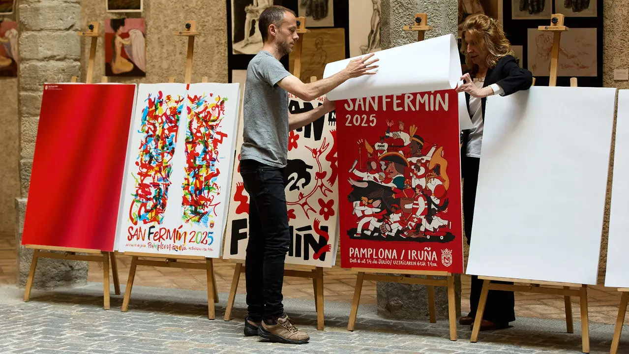 Presentación de las diez obras finalistas del concurso de carteles de San Fermín 2025, cuyo ganador será elegido por votación popular. IÑIGO ALZUGARAY