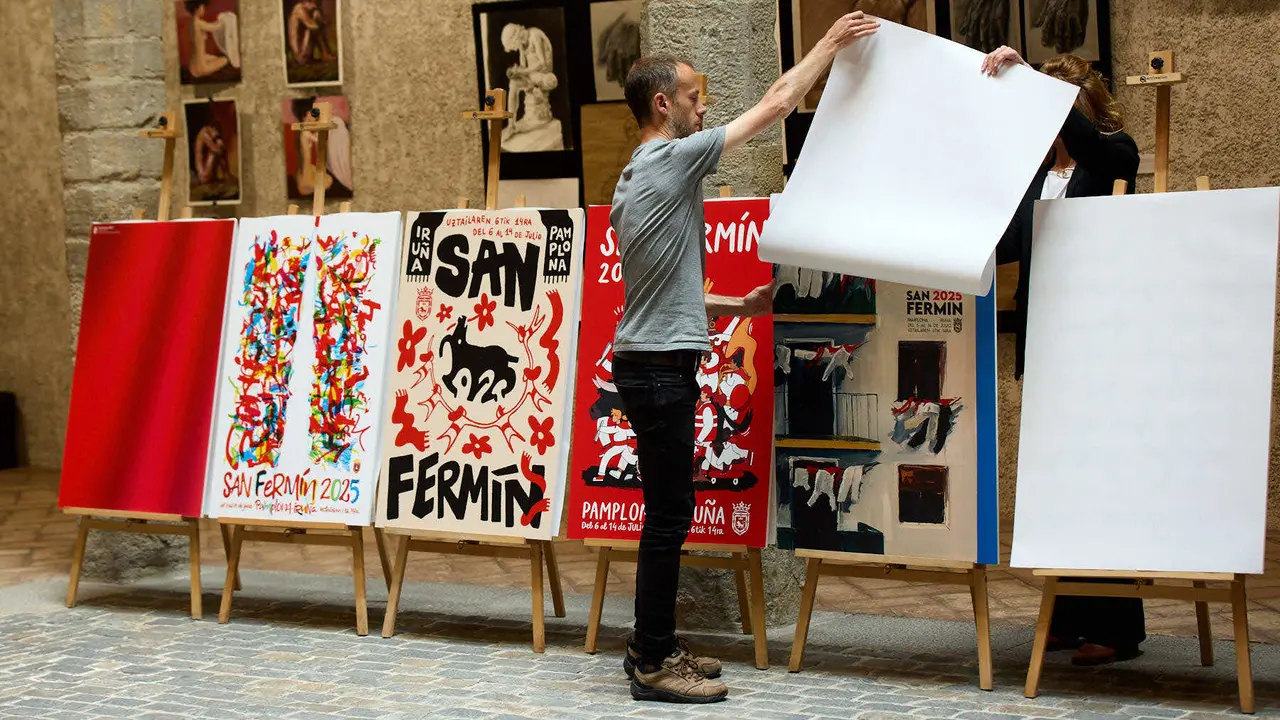 Presentación de las diez obras finalistas del concurso de carteles de San Fermín 2025, cuyo ganador será elegido por votación popular. IÑIGO ALZUGARAY