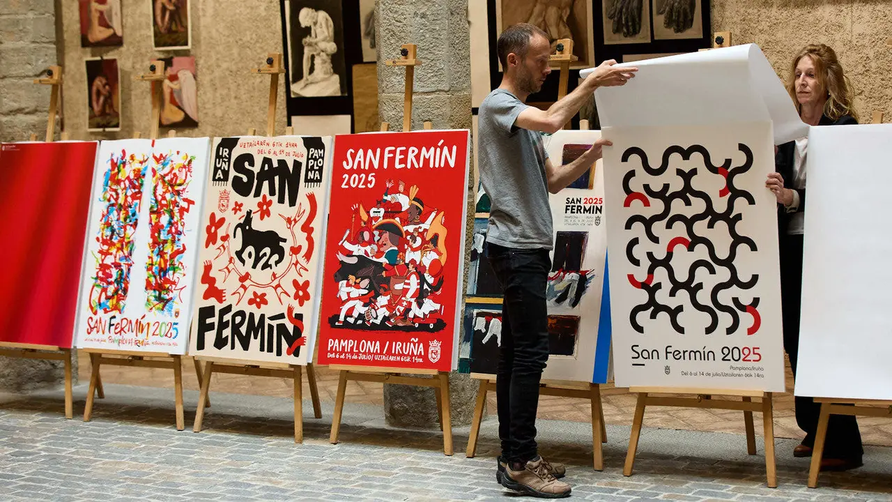 Presentación de las diez obras finalistas del concurso de carteles de San Fermín 2025, cuyo ganador será elegido por votación popular. IÑIGO ALZUGARAY