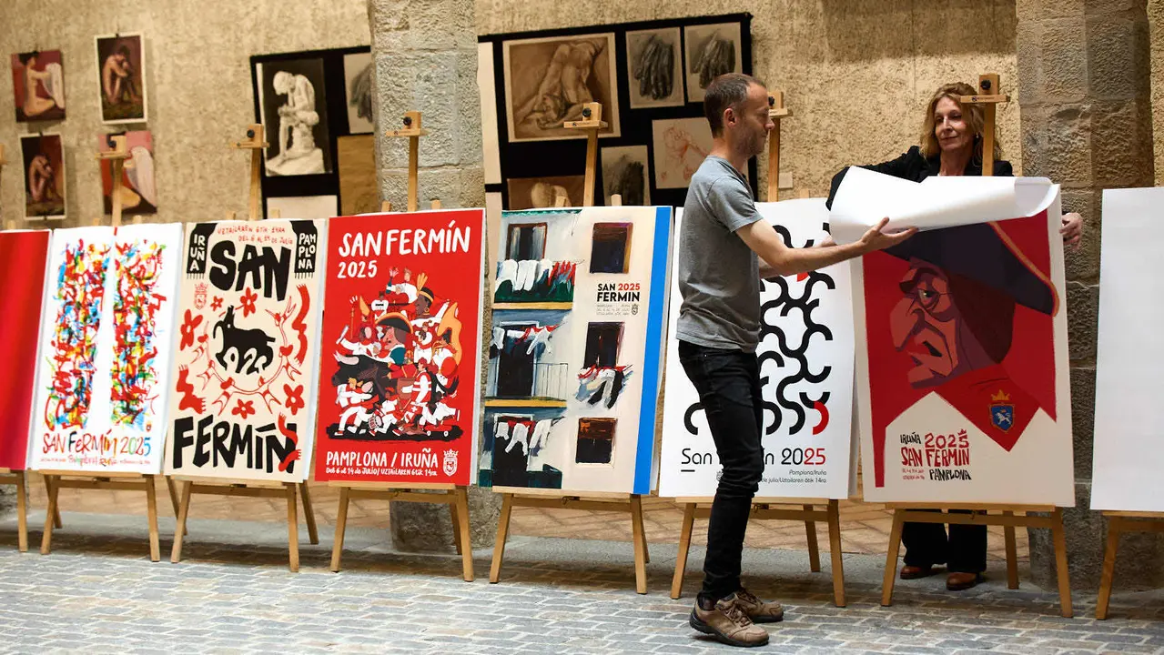Presentación de las diez obras finalistas del concurso de carteles de San Fermín 2025, cuyo ganador será elegido por votación popular. IÑIGO ALZUGARAY