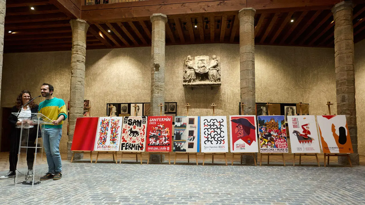 Presentación de las diez obras finalistas del concurso de carteles de San Fermín 2025, cuyo ganador será elegido por votación popular. IÑIGO ALZUGARAY
