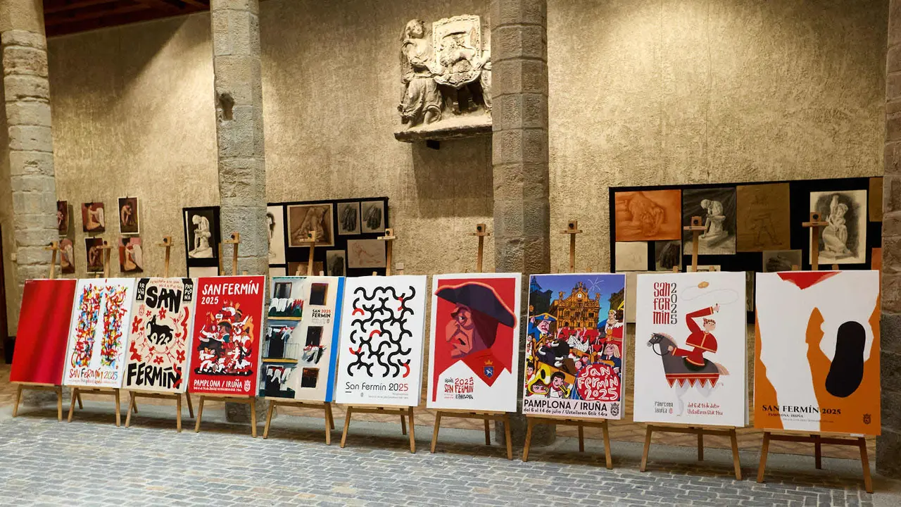 Presentación de las diez obras finalistas del concurso de carteles de San Fermín 2025, cuyo ganador será elegido por votación popular. IÑIGO ALZUGARAY