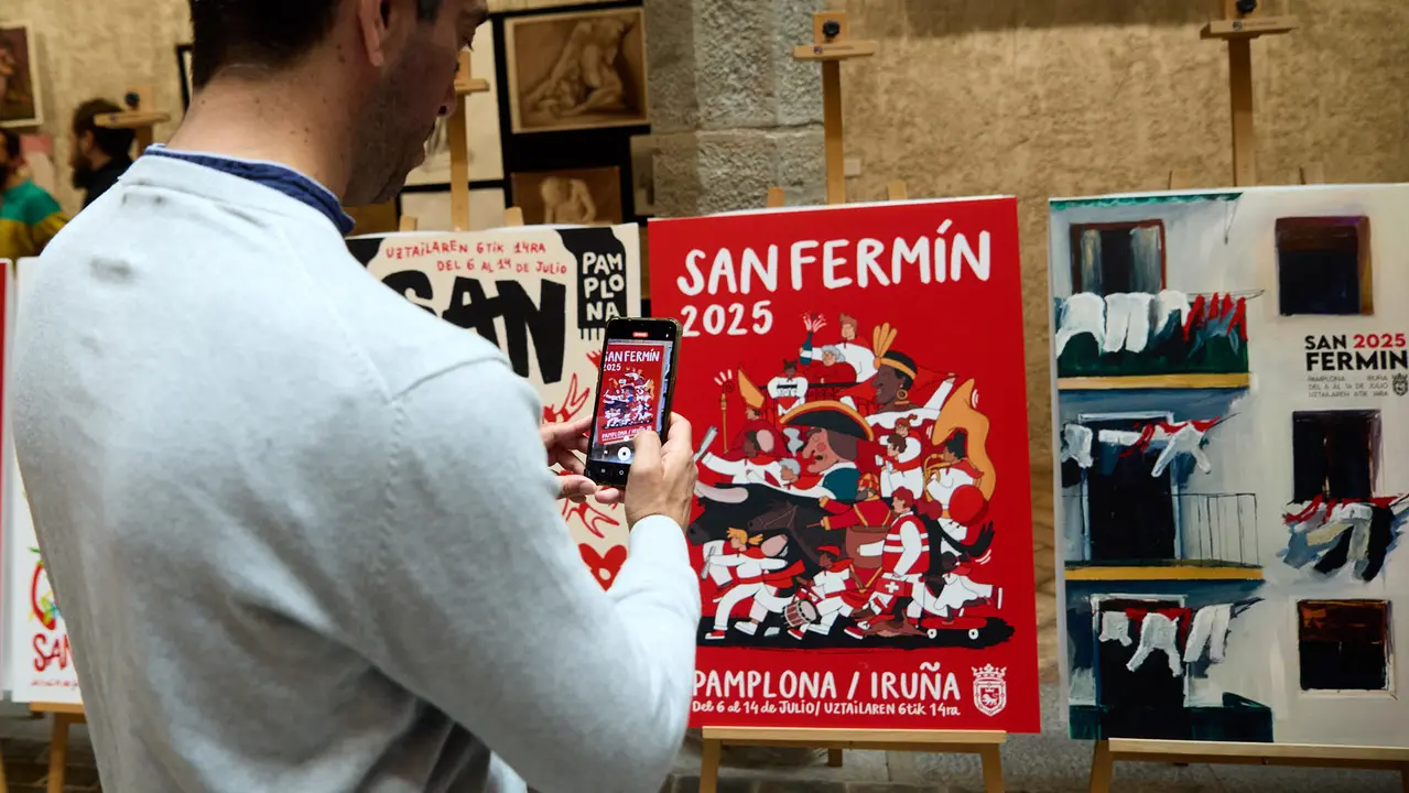 Presentación de las diez obras finalistas del concurso de carteles de San Fermín 2025, cuyo ganador será elegido por votación popular. IÑIGO ALZUGARAY