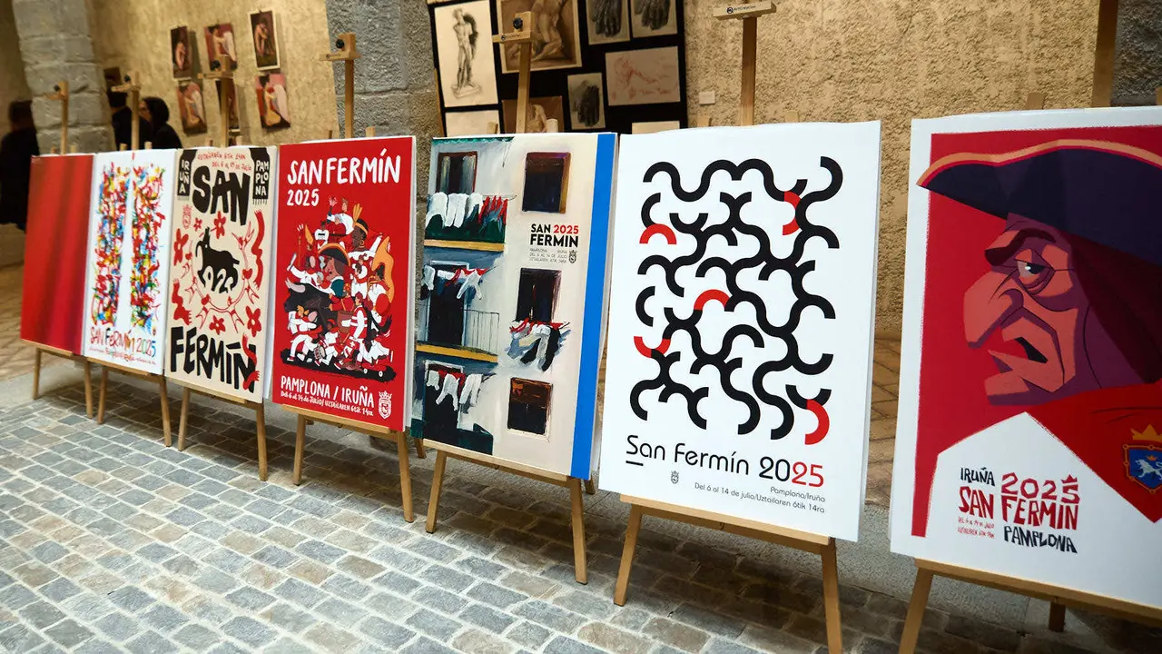 Presentación de las diez obras finalistas del concurso de carteles de San Fermín 2025, cuyo ganador será elegido por votación popular. IÑIGO ALZUGARAY