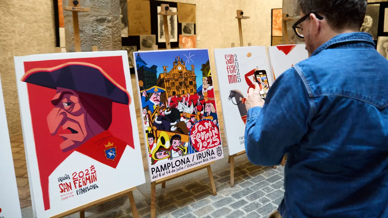 Presentación de las diez obras finalistas del concurso de carteles de San Fermín 2025, cuyo ganador será elegido por votación popular. IÑIGO ALZUGARAY