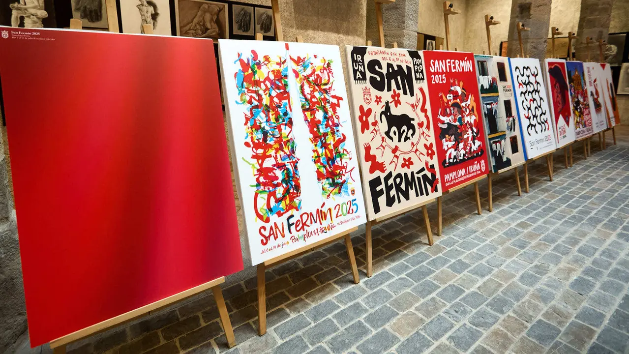 Presentación de las diez obras finalistas del concurso de carteles de San Fermín 2025, cuyo ganador será elegido por votación popular. IÑIGO ALZUGARAY
