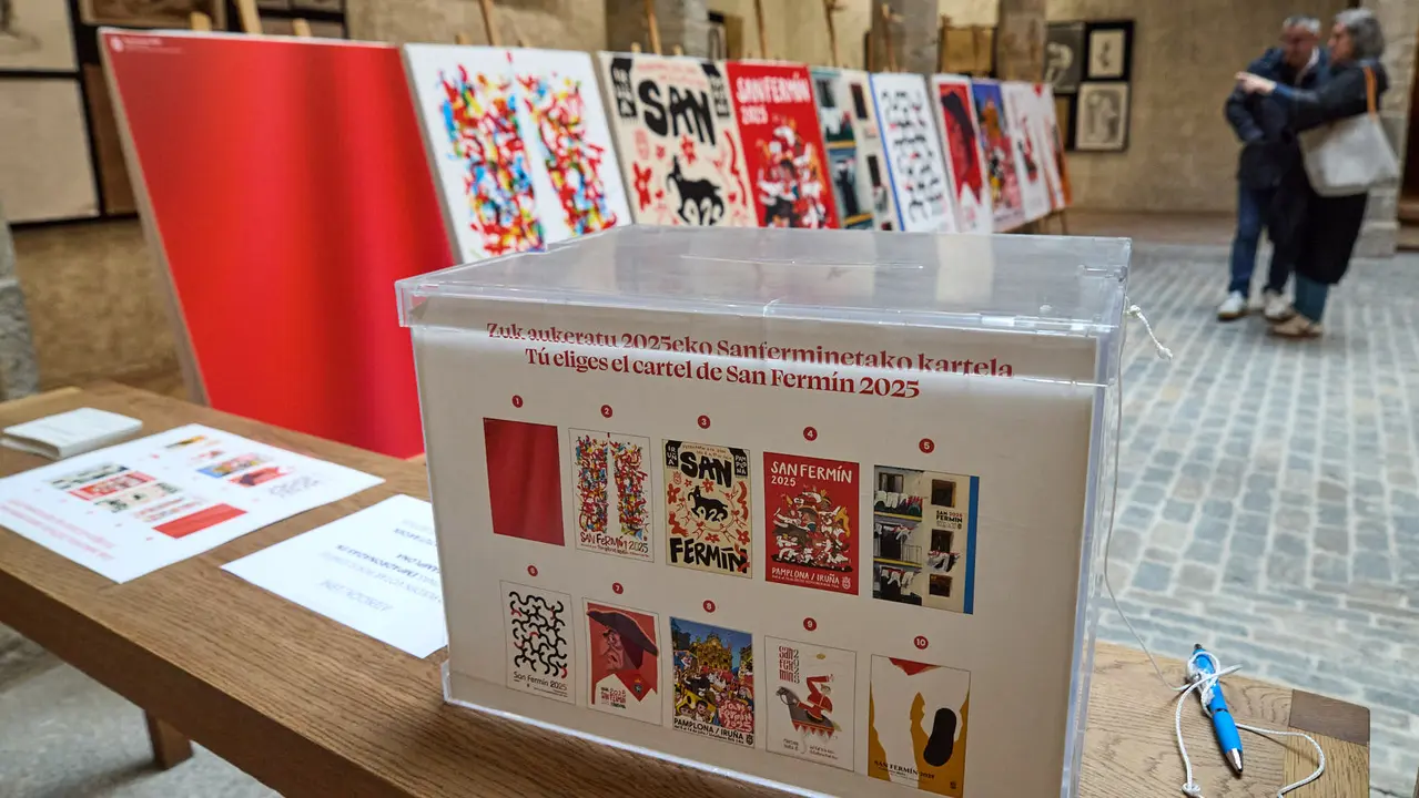 Presentación de las diez obras finalistas del concurso de carteles de San Fermín 2025, cuyo ganador será elegido por votación popular. IÑIGO ALZUGARAY