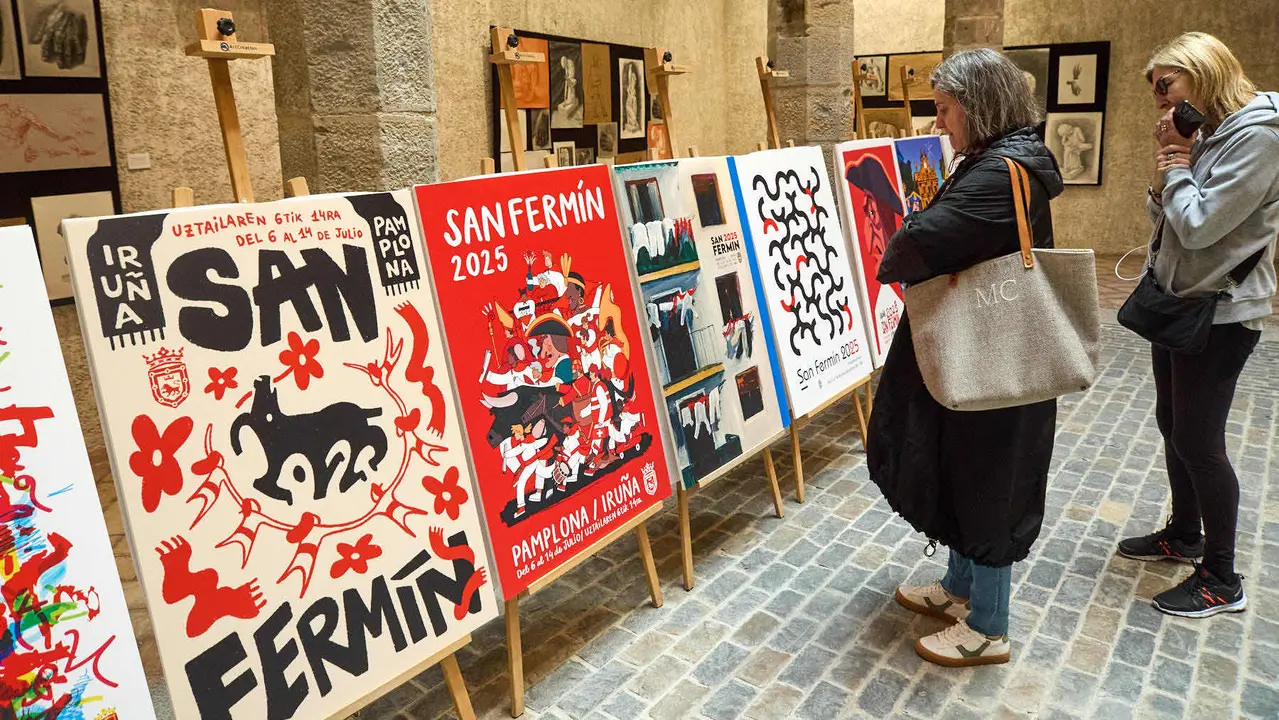 Presentación de las diez obras finalistas del concurso de carteles de San Fermín 2025, cuyo ganador será elegido por votación popular. IÑIGO ALZUGARAY