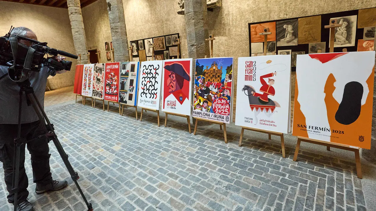 Presentación de las diez obras finalistas del concurso de carteles de San Fermín 2025, cuyo ganador será elegido por votación popular. IÑIGO ALZUGARAY