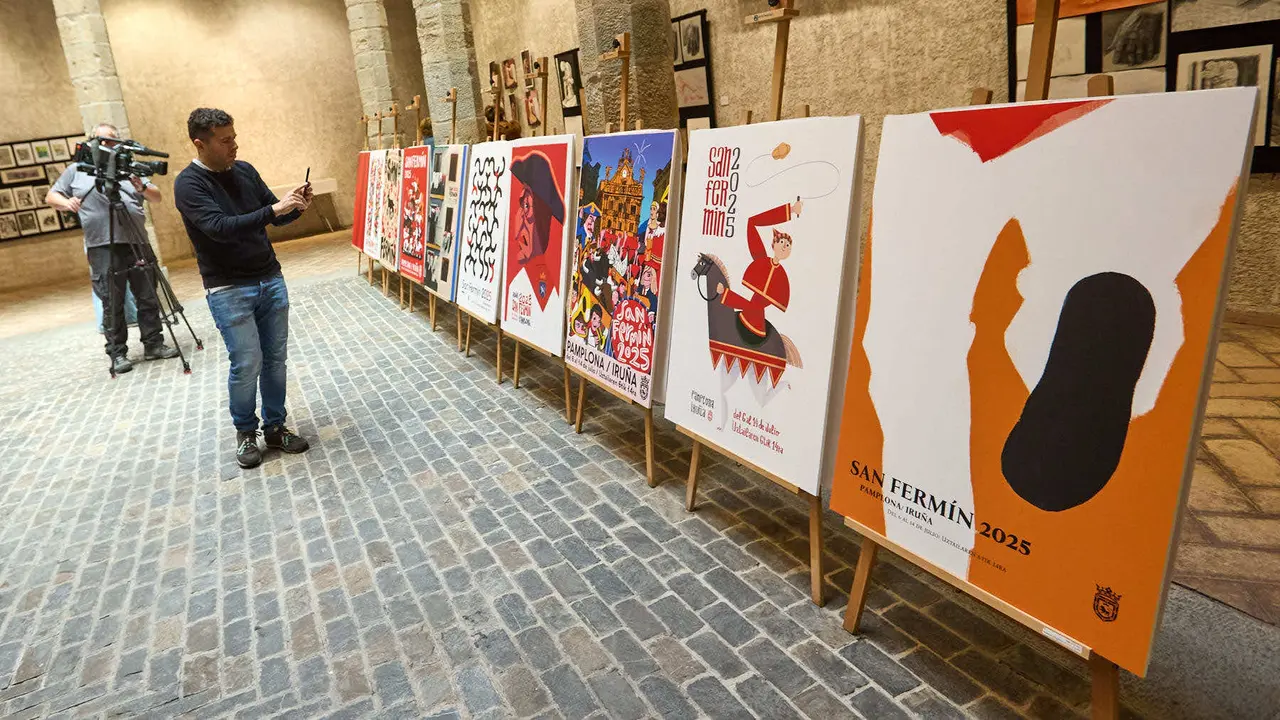 Presentación de las diez obras finalistas del concurso de carteles de San Fermín 2025, cuyo ganador será elegido por votación popular. IÑIGO ALZUGARAY