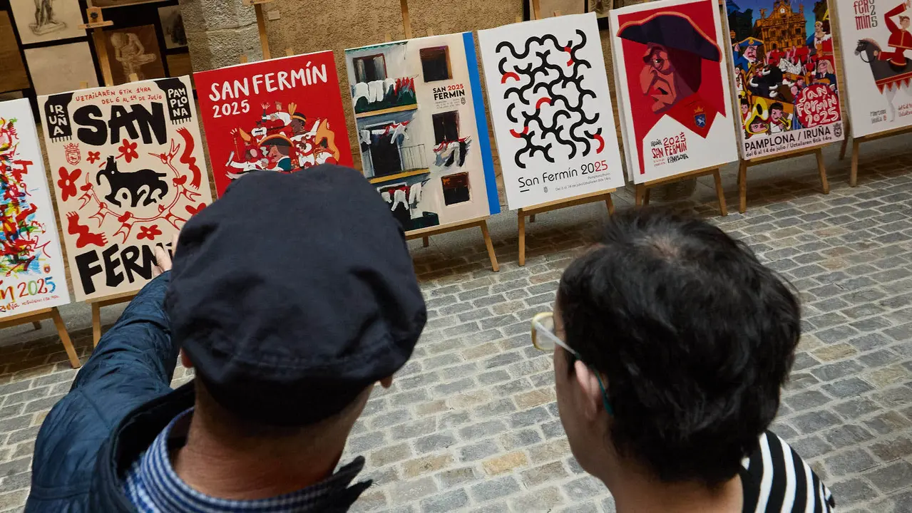 Presentación de las diez obras finalistas del concurso de carteles de San Fermín 2025, cuyo ganador será elegido por votación popular. IÑIGO ALZUGARAY
