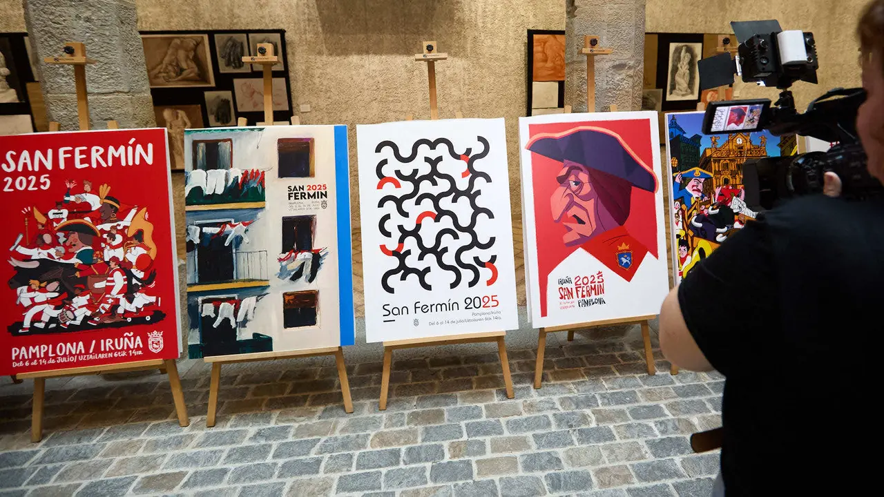 Presentación de las diez obras finalistas del concurso de carteles de San Fermín 2025, cuyo ganador será elegido por votación popular. IÑIGO ALZUGARAY