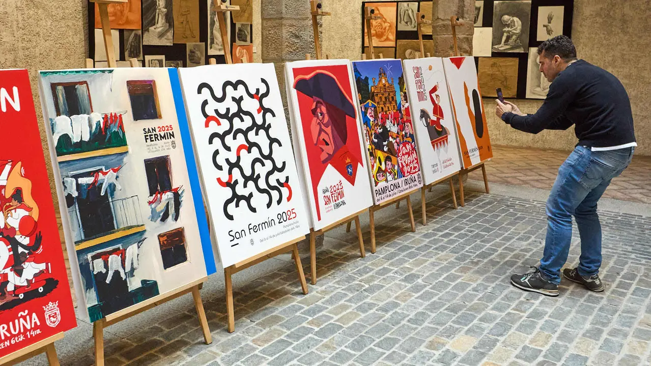 Presentación de las diez obras finalistas del concurso de carteles de San Fermín 2025, cuyo ganador será elegido por votación popular. IÑIGO ALZUGARAY